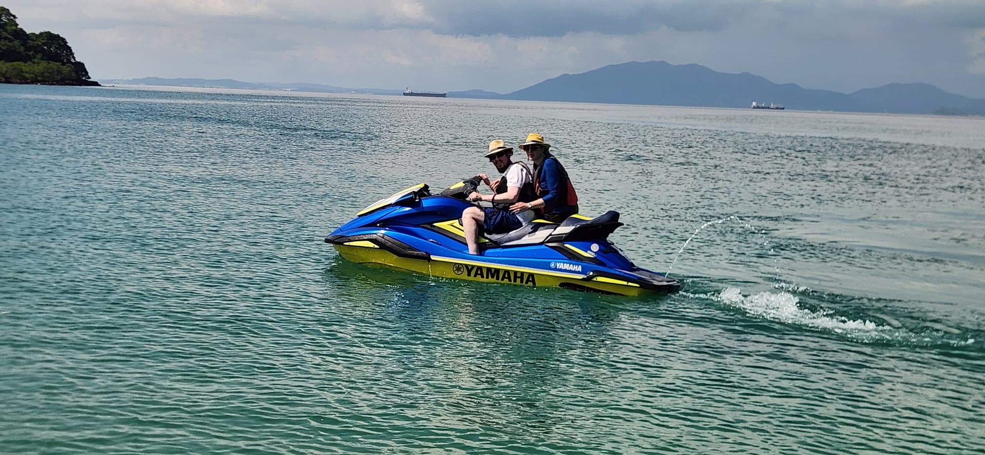 Jet ski en la bahía