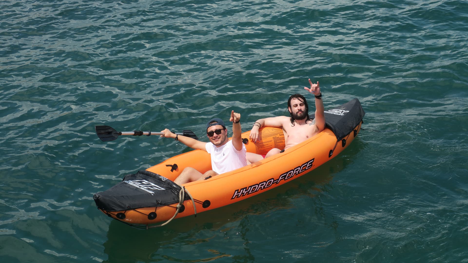 Kayak inflable en el mar