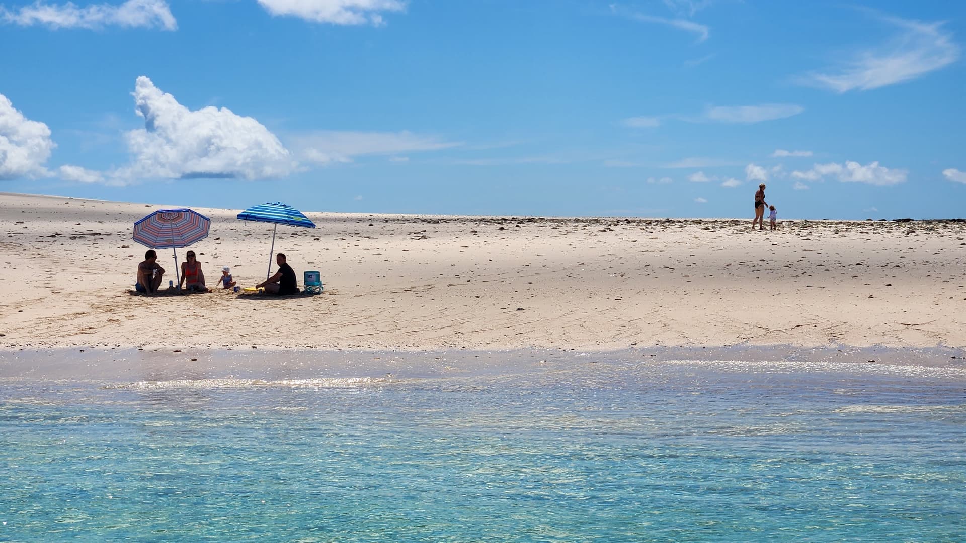 Luxury yacht anchored in Pearl Islands — Panama Gem Charters