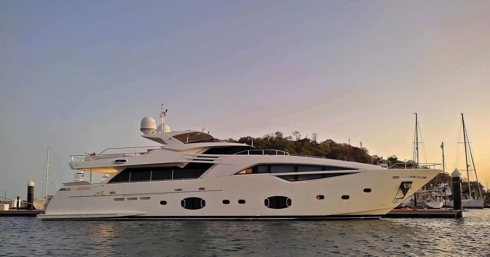 Ferretti 100'