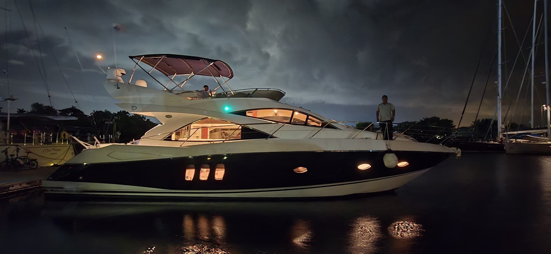 Sunseeker iluminado de noche en el muelle