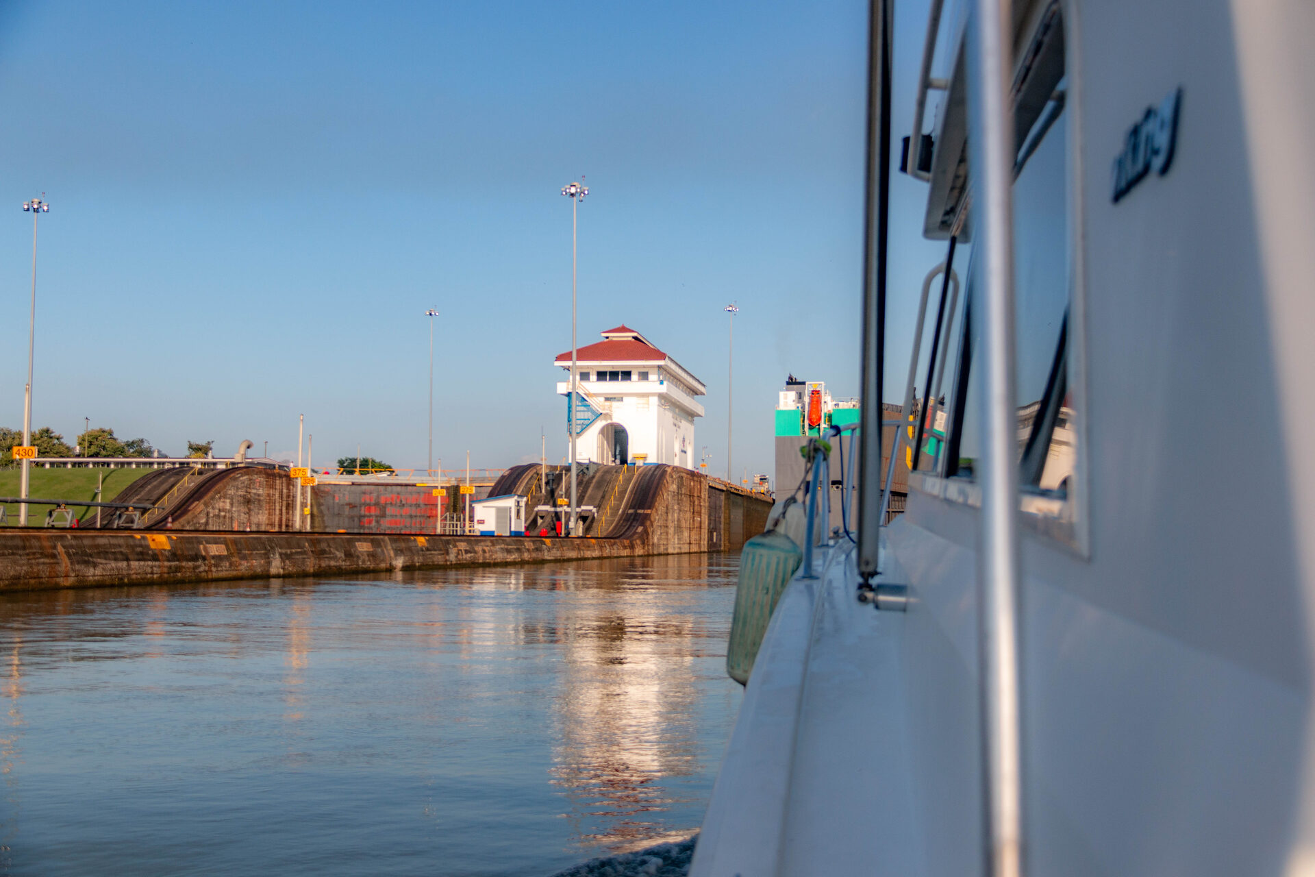 Yate privado en las esclusas del Canal de Panamá
