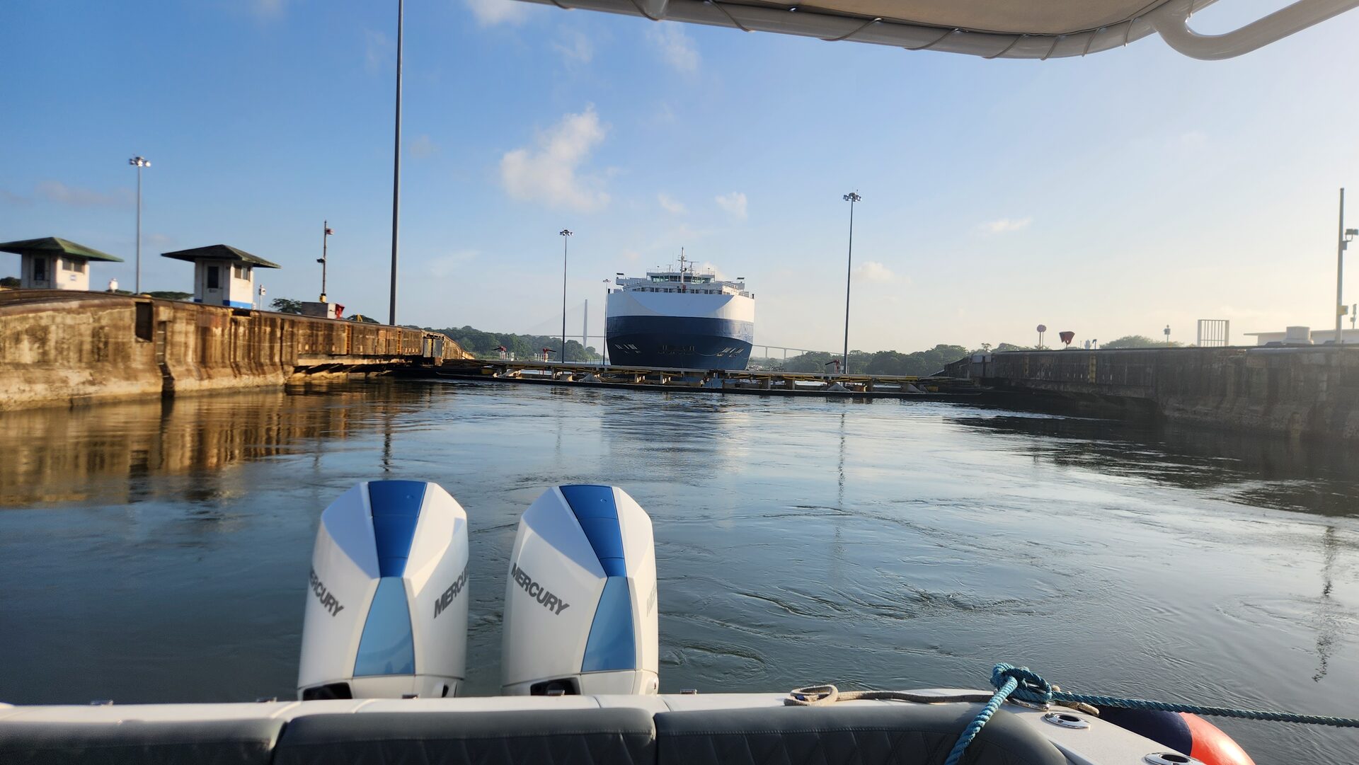 Tránsito parcial por el Canal de Panamá en charter privado