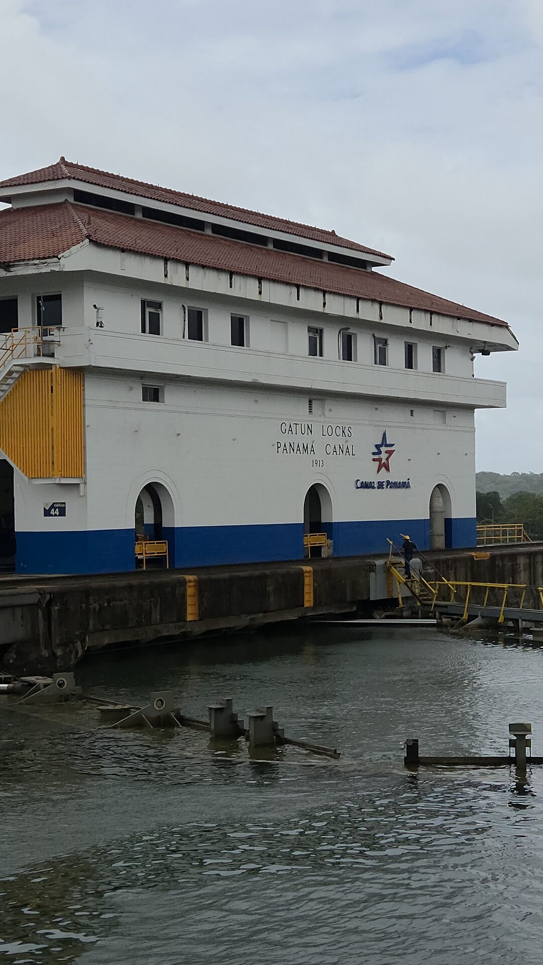 Grupo disfrutando tour privado por el Canal de Panamá