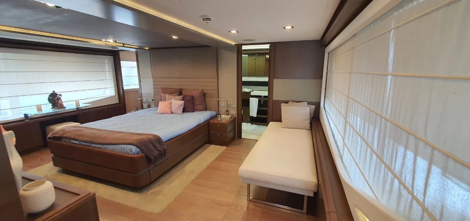 Ferretti 100' 6