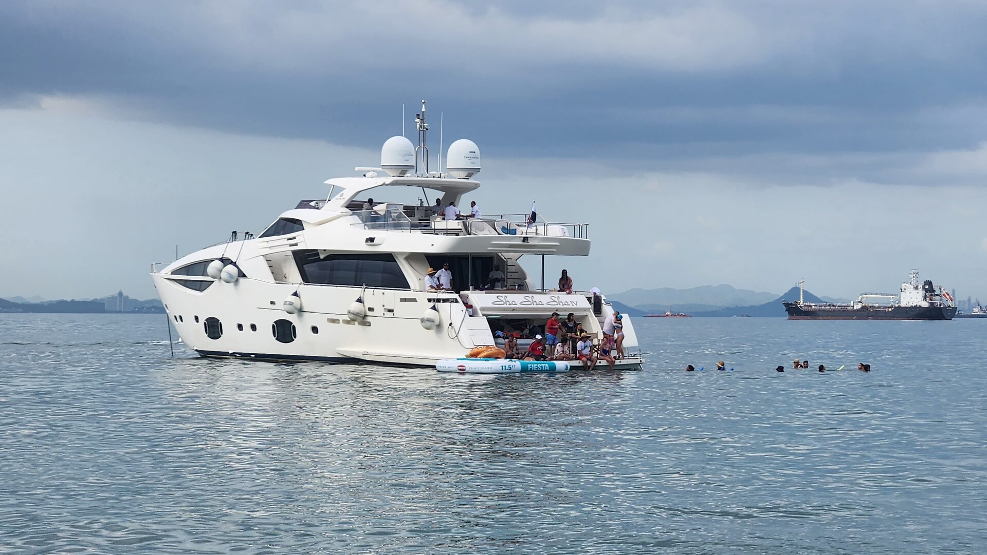 Ferretti 100 flybridge with panoramic views in Panama