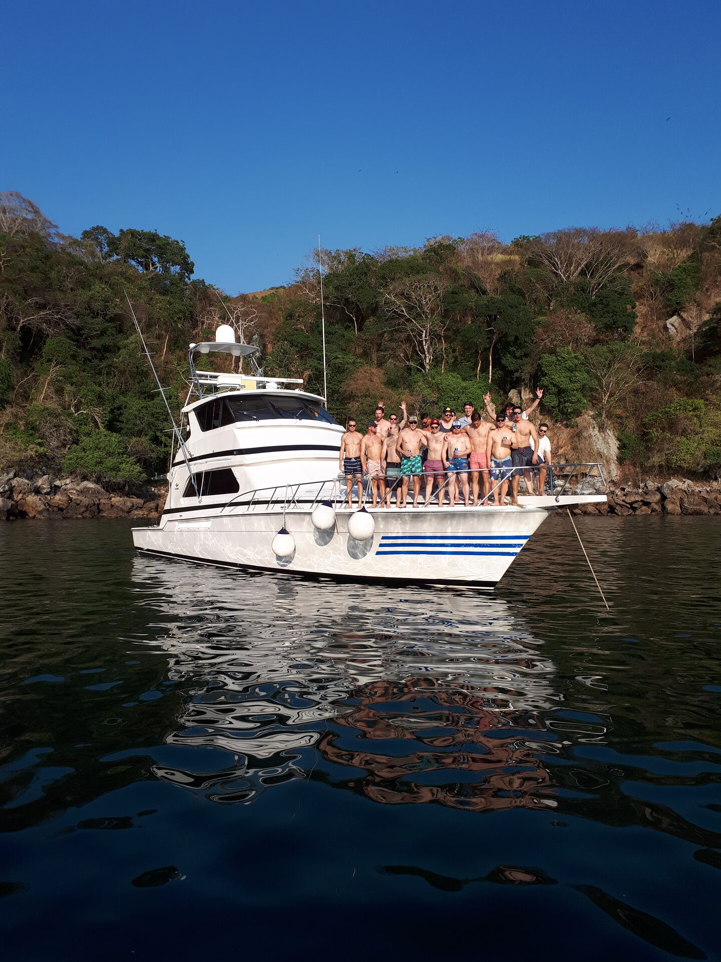 Fiesta en yate en Panamá — grupo celebrando en el mar