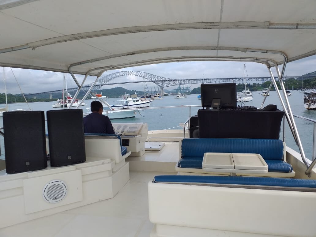 DJ y equipo de sonido en fiesta a bordo — Bahía de Panamá
