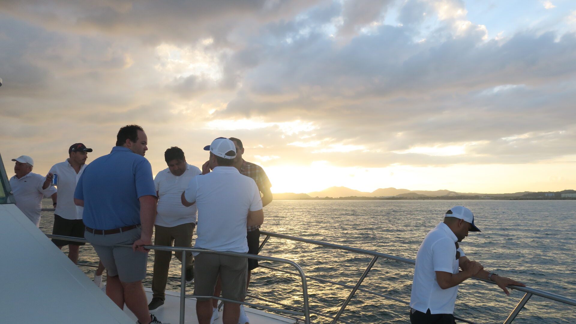 Atardecer durante fiesta privada en yate — Ciudad de Panamá