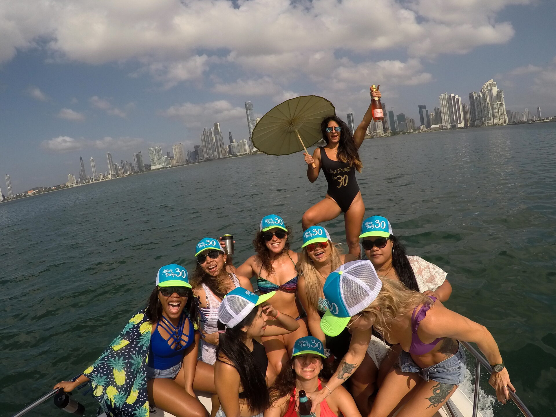 Fiesta de cumpleaños en yate con skyline de Ciudad de Panamá de fondo