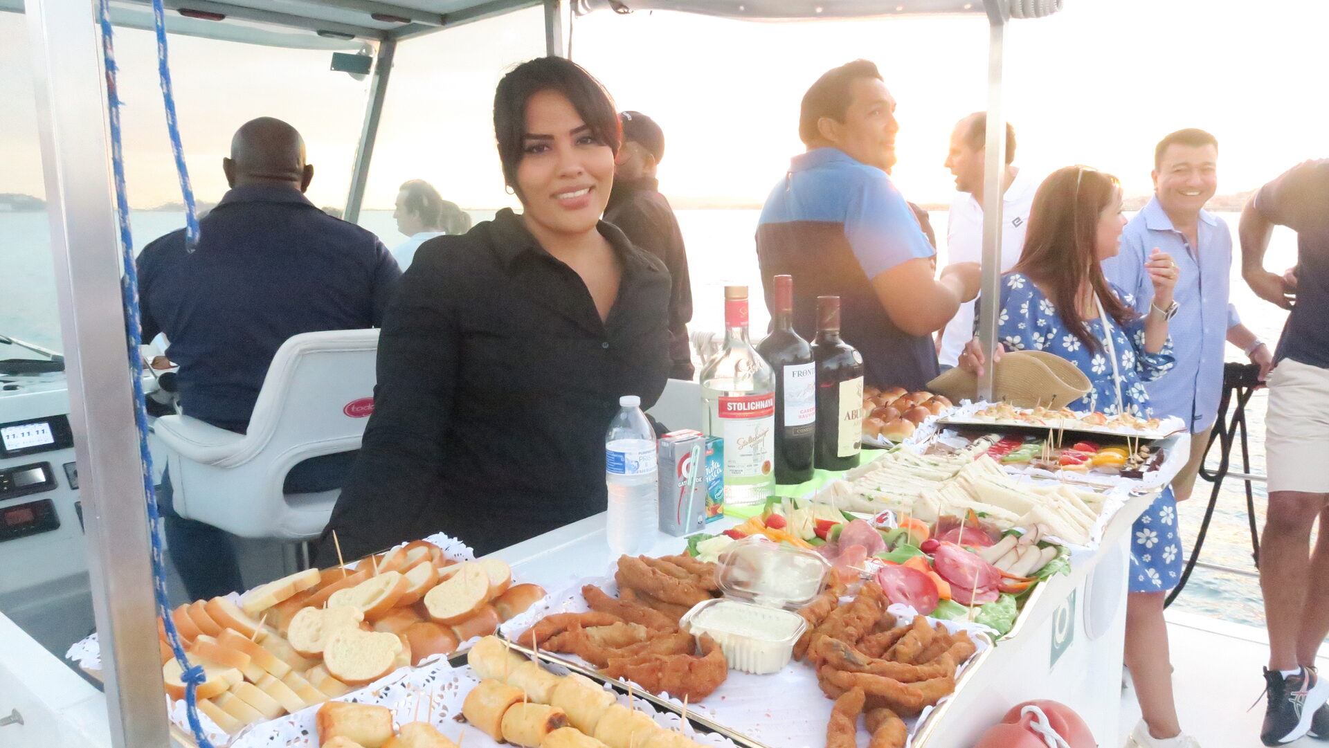Servicio de catering con alimentos y bebidas en yate al atardecer Panama Gem Charters