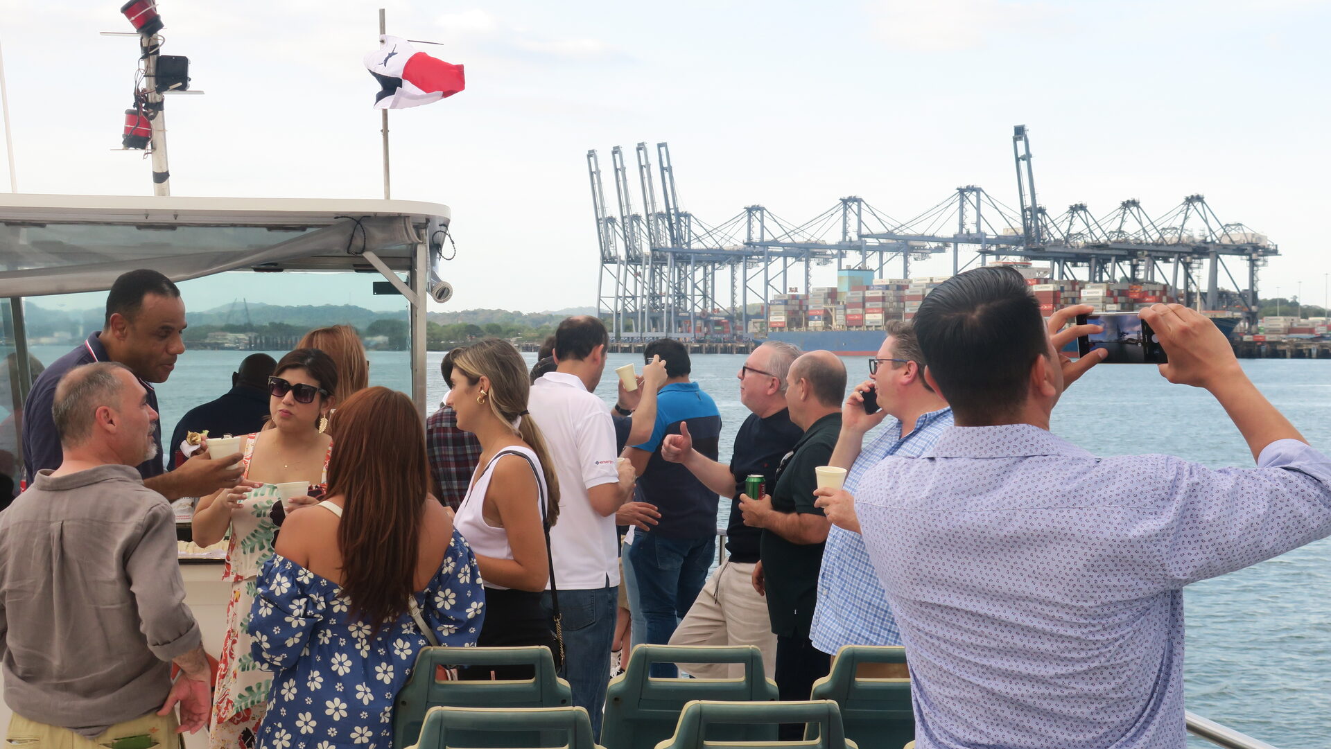 Evento corporativo en yate con grúas del Puerto de Balboa al fondo