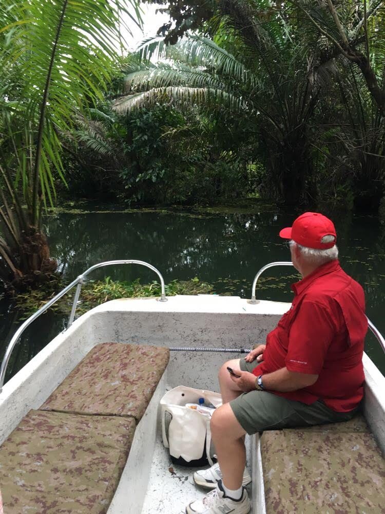 Bote de pesca navegando en la selva del Lago Gatún