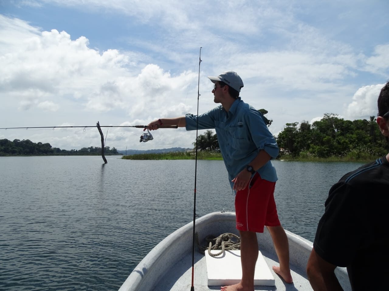 Lanzando señuelo en Lago Gatún — pesca de pavón en Panamá