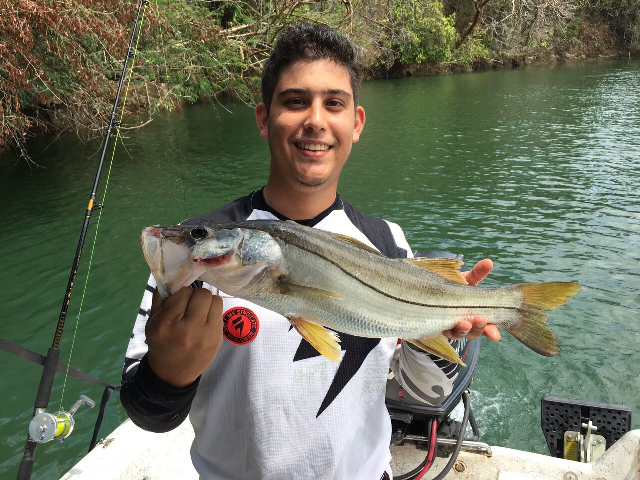 Robalo capturado en Lago Gatún — pesca variada en Panamá