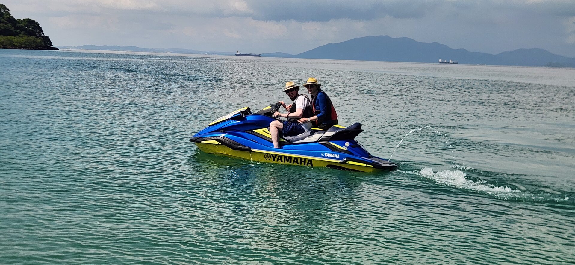 Jet ski en la bahía
