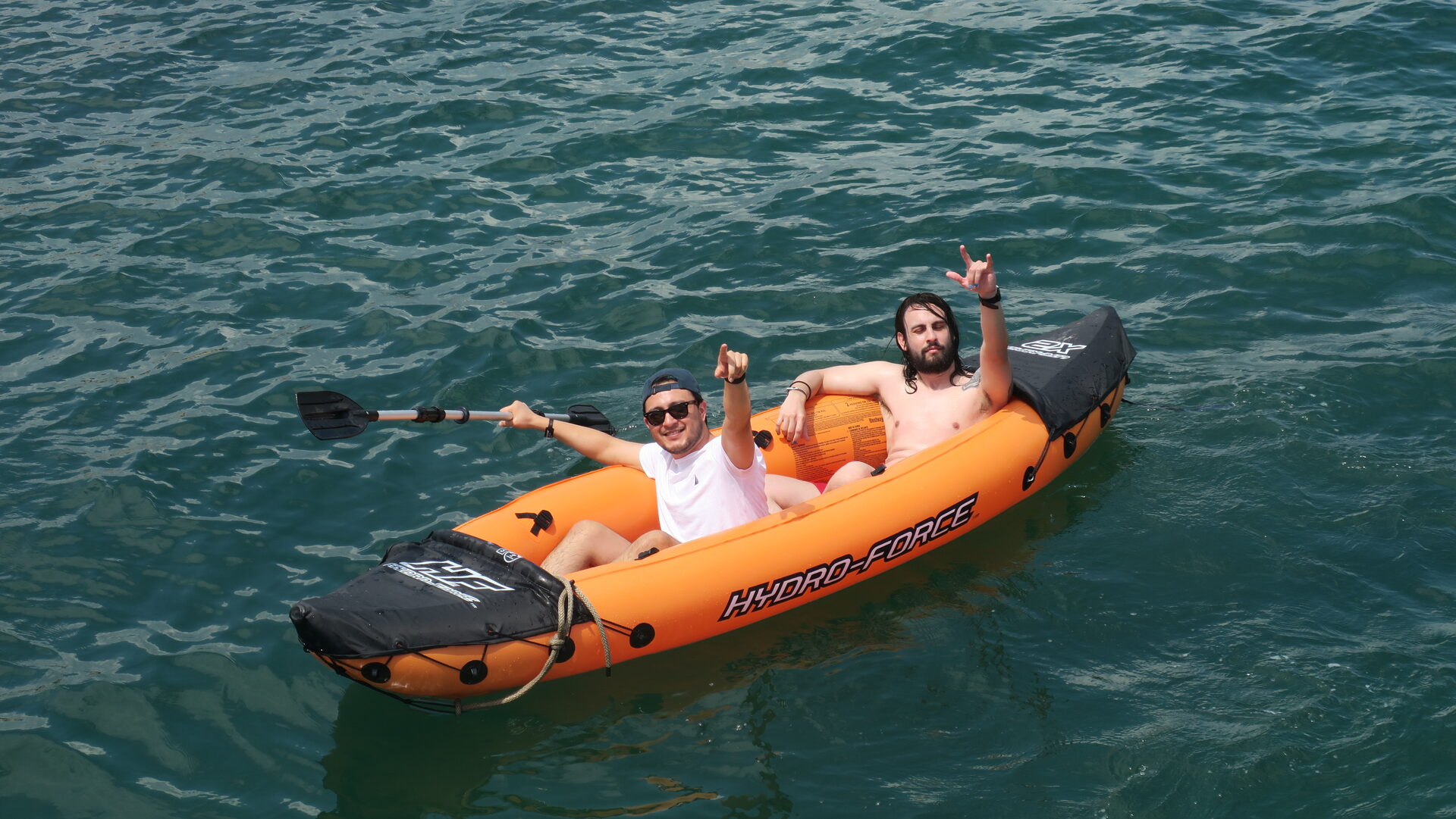 Kayak inflable en el mar