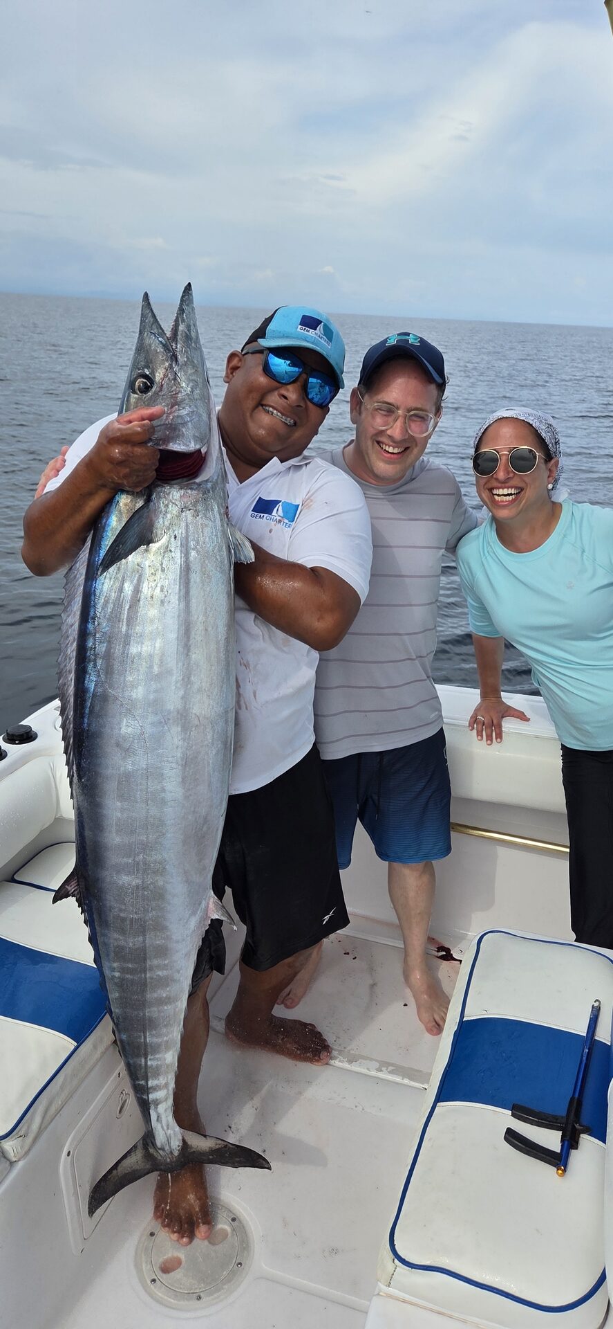 Pescador experto con pez vela — charter Gem Charters