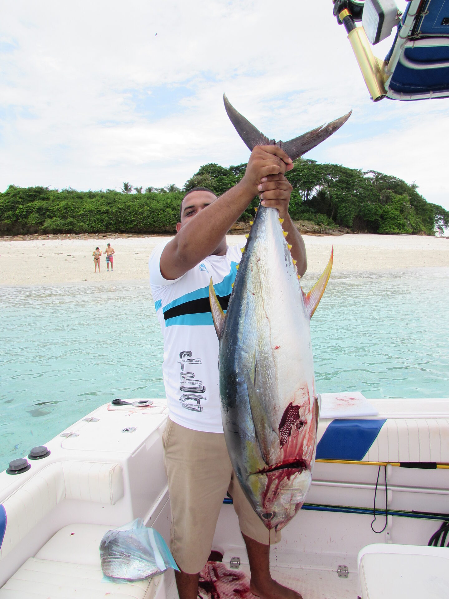 Grupo disfrutando pesca deportiva privada en Panamá