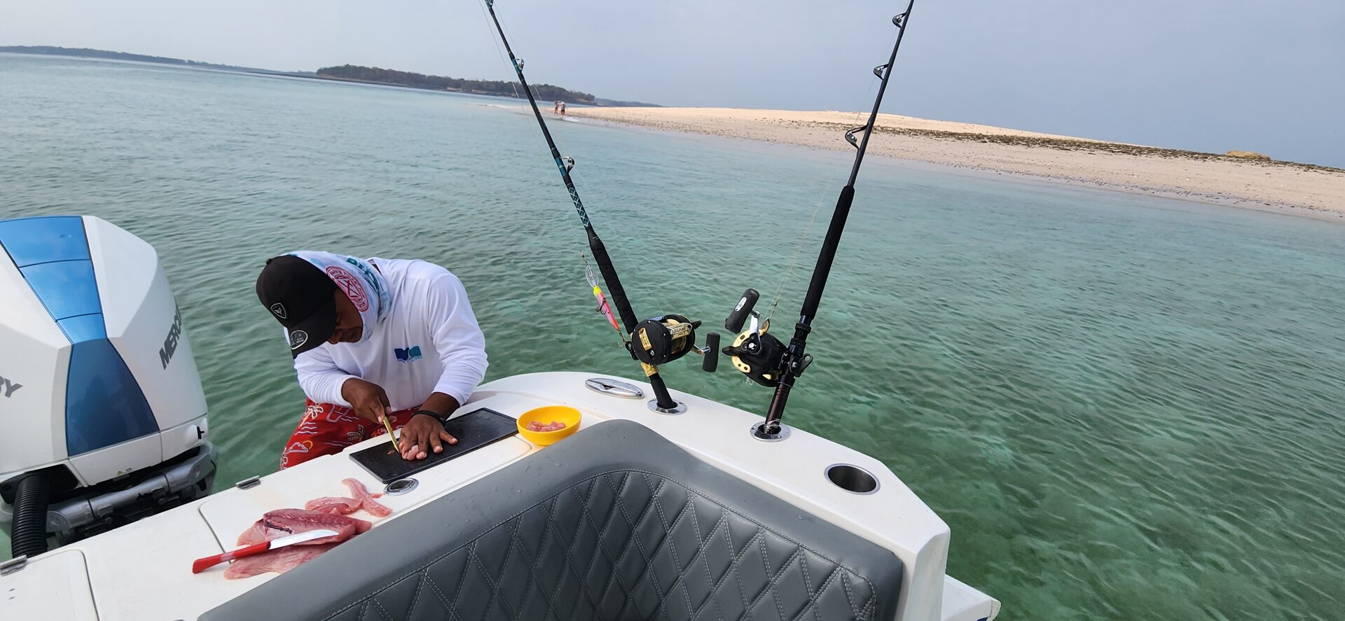 Pescador con atún amarillo — pesca deportiva offshore Panamá