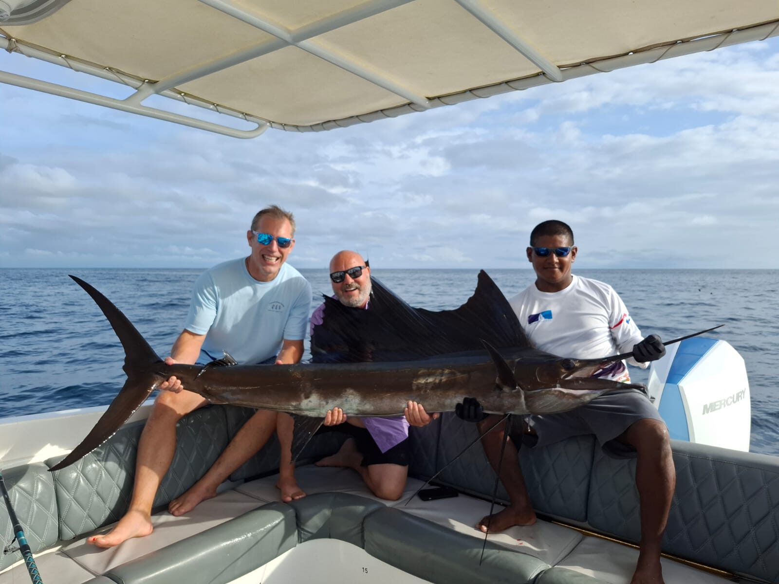 Grupo de pescadores con captura del día — Panamá