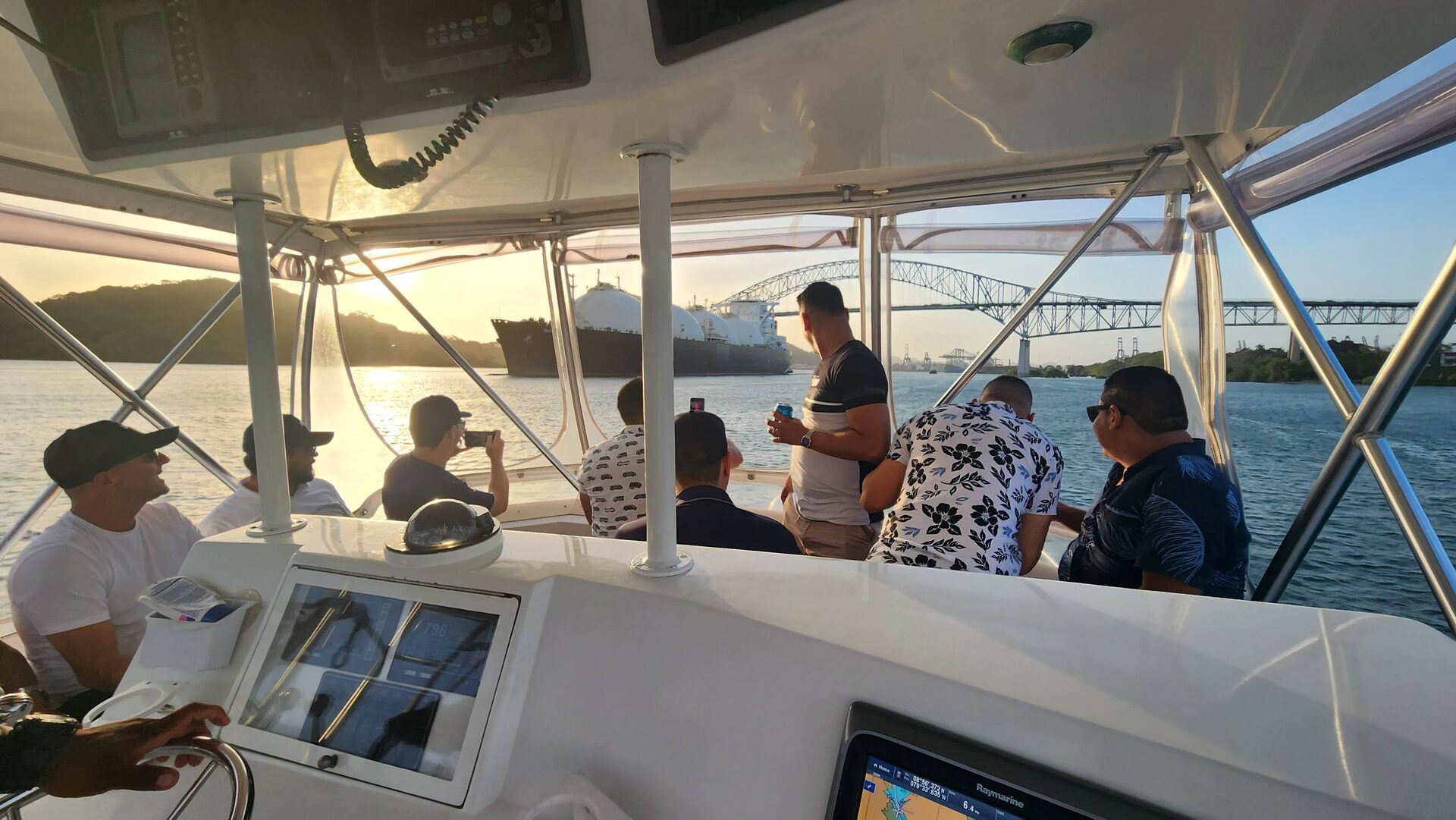 Yate privado en la Bahía de Panamá con skyline de fondo — Panama Gem Charters