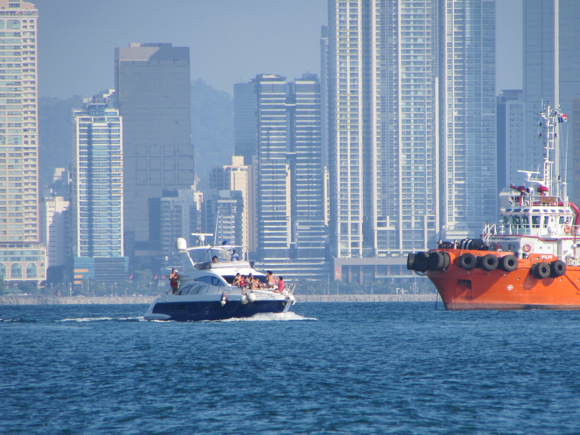 Grupo disfrutando tour en yate por la Bahía de Panamá