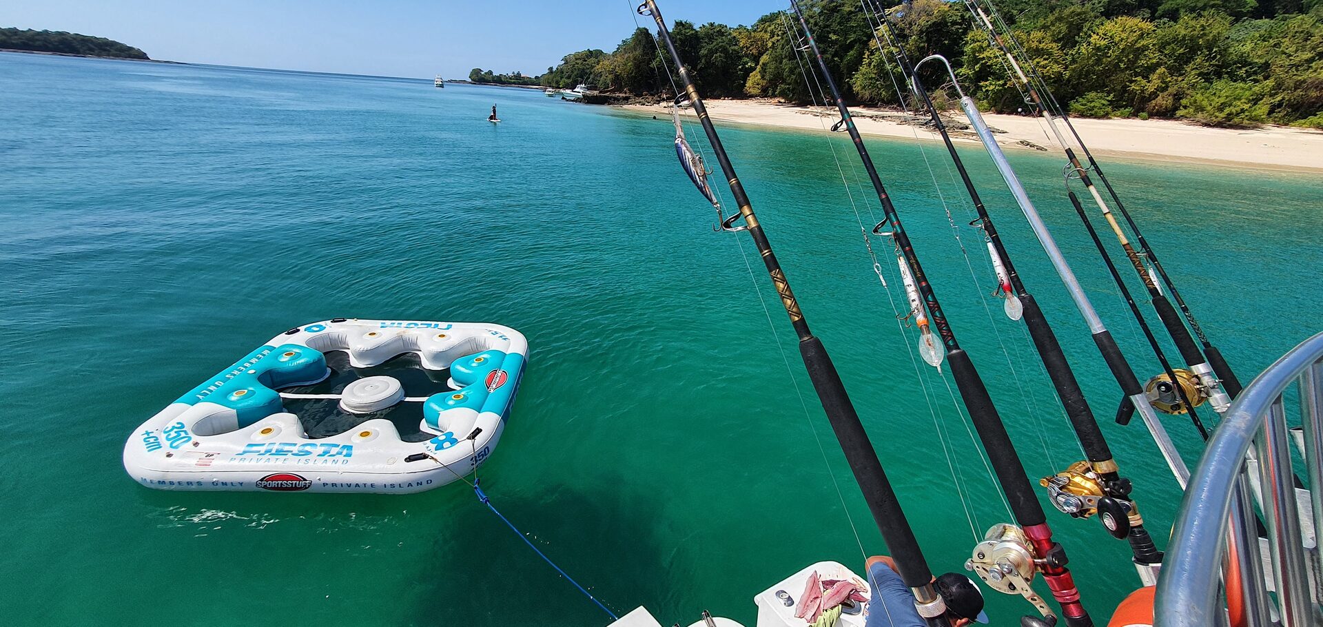 Charter privado en Las Perlas — pesca, playa y aventura
