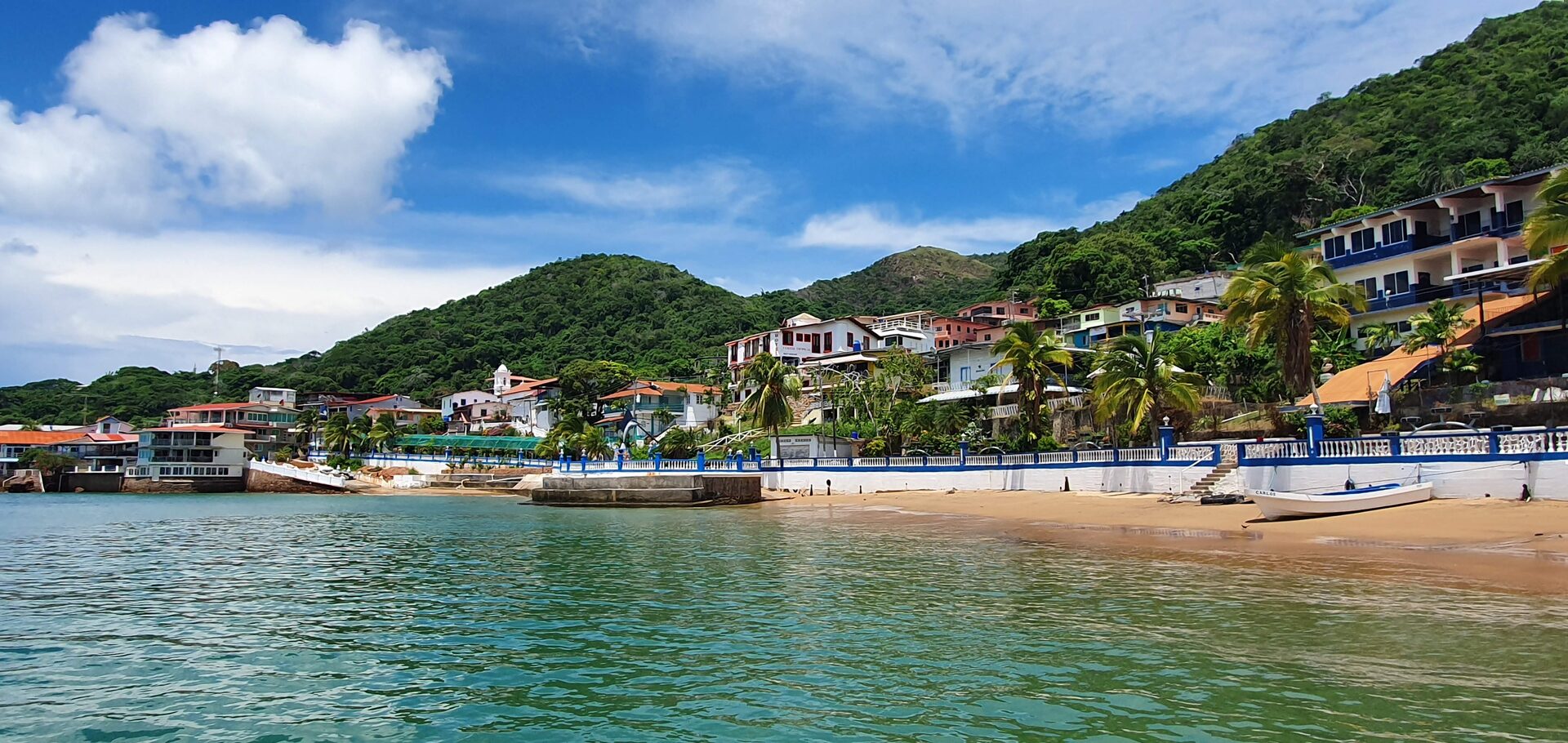 Pueblo de Taboga desde el mar
