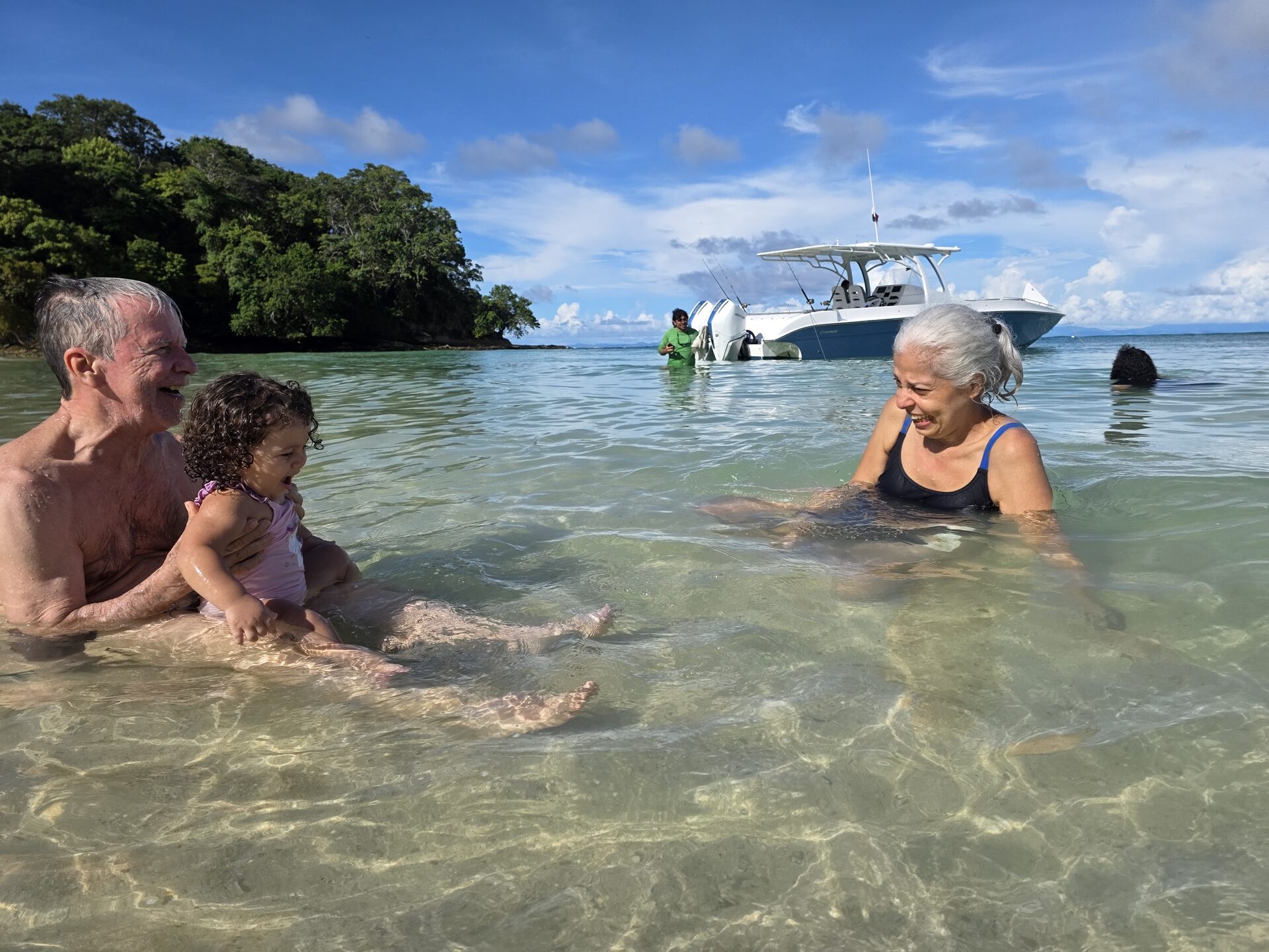 Familia nadando en Taboga