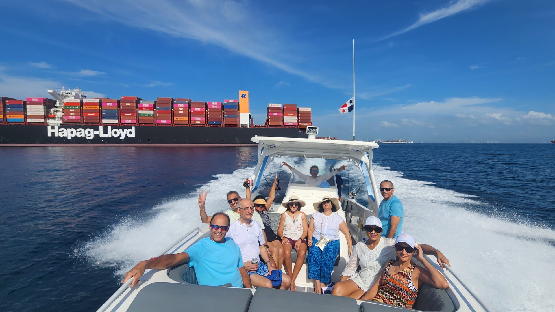 Grupo a bordo frente a buque